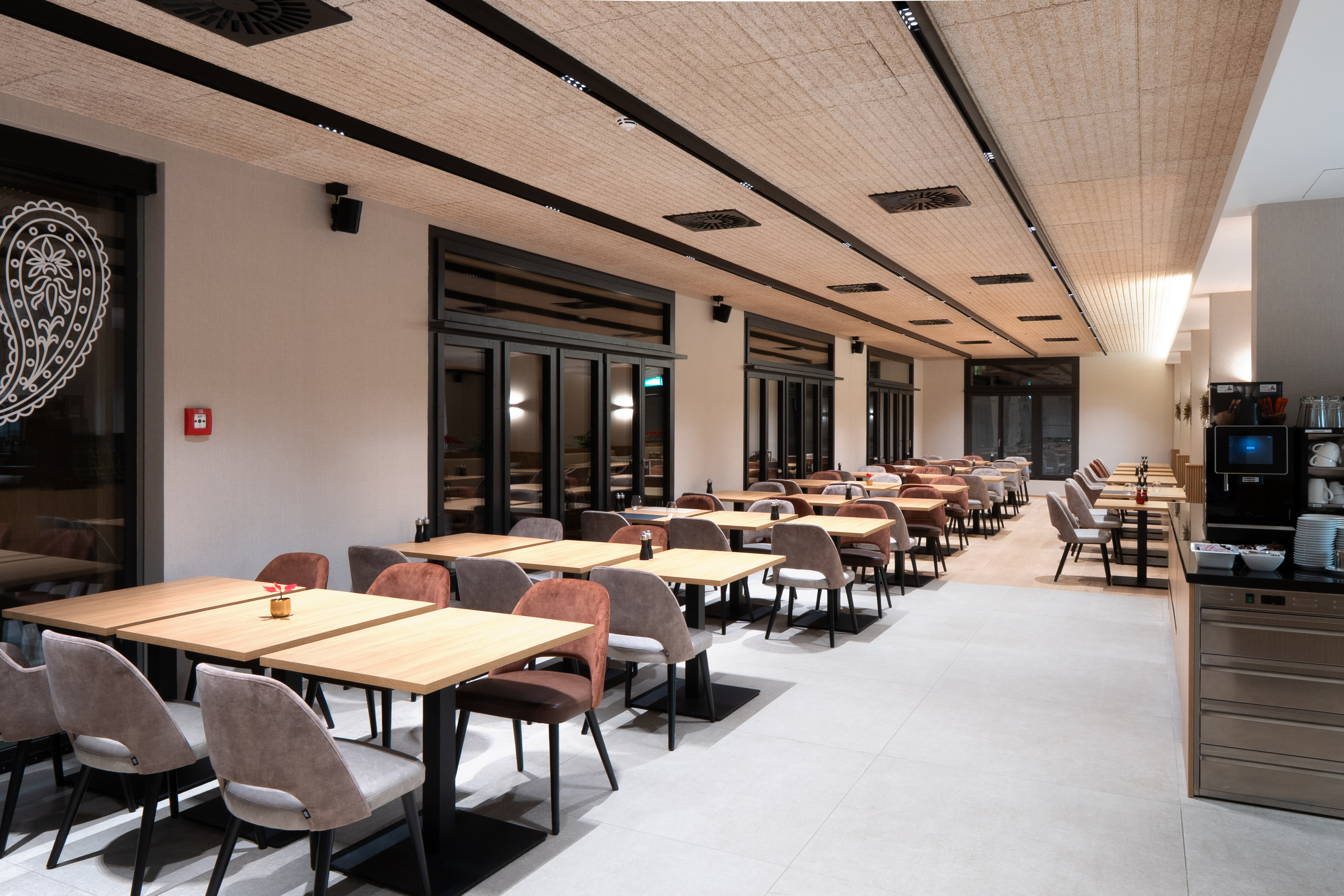 Modern eingerichteter Gastraum mit Tischen und Stühlen